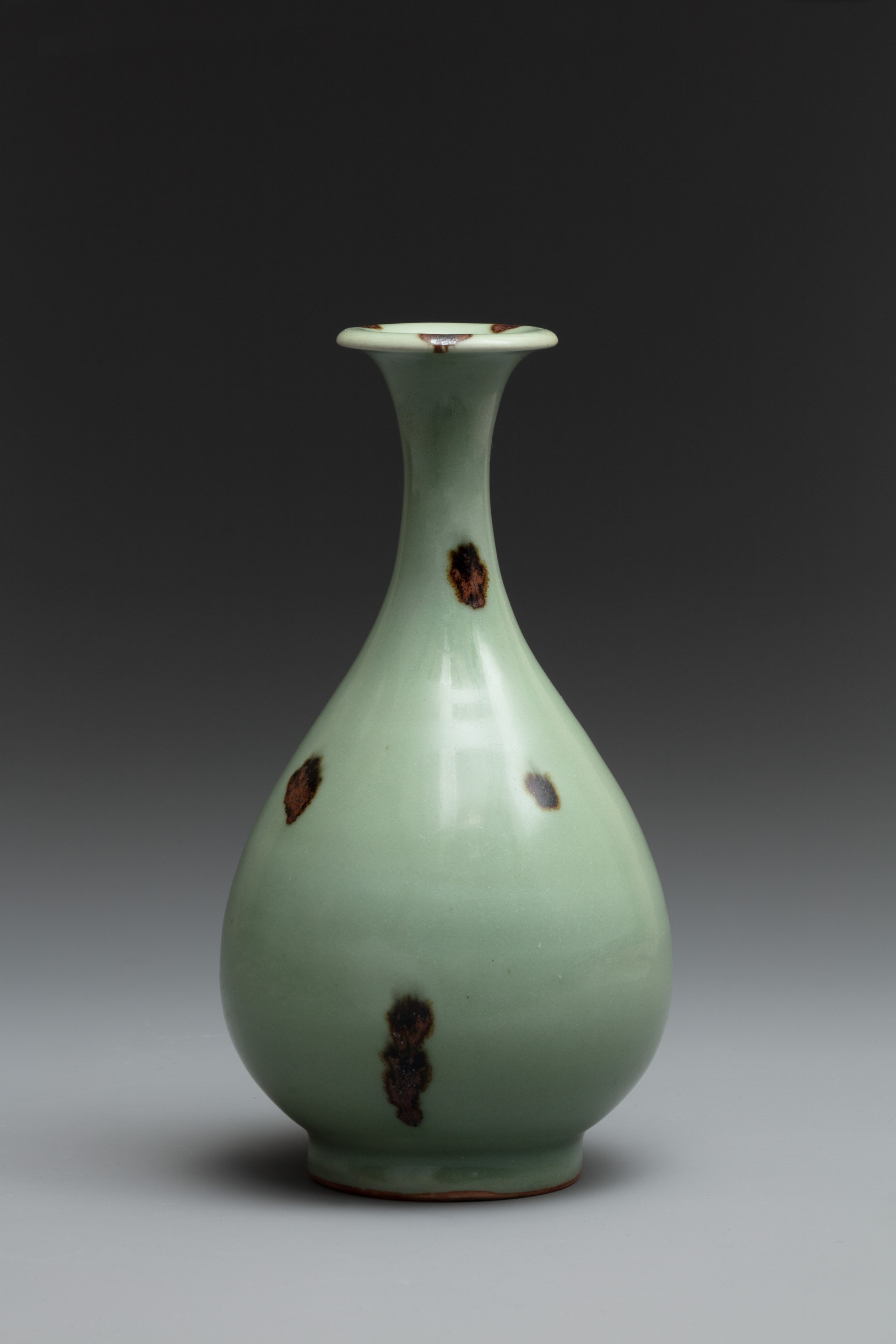 【記念講演会Ⅱ】「再発見の重要文化財《飛青磁花生》―飛青磁の歴史とその魅力」